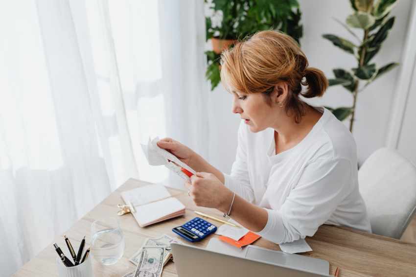 Lady budgeting