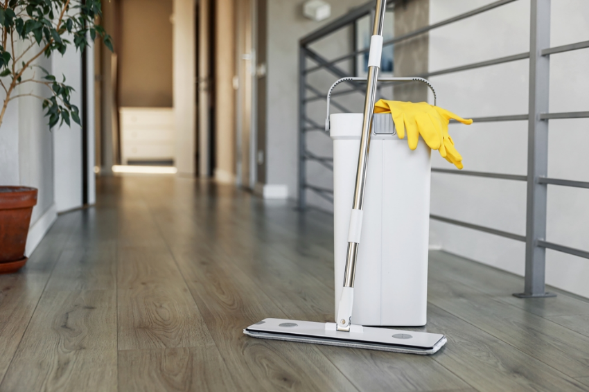 Laminate floor cleaning equipment
