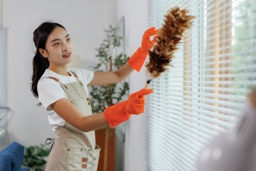 Cleaning a venetian blind