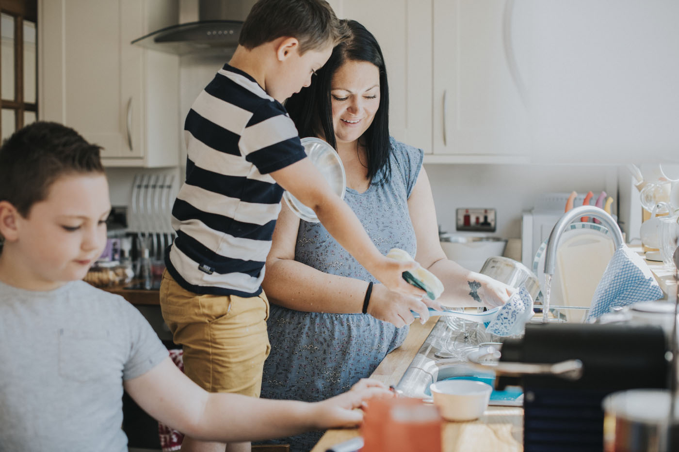 Family cleaning dishes together