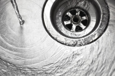 Cleaning stainless steel kitchen sink