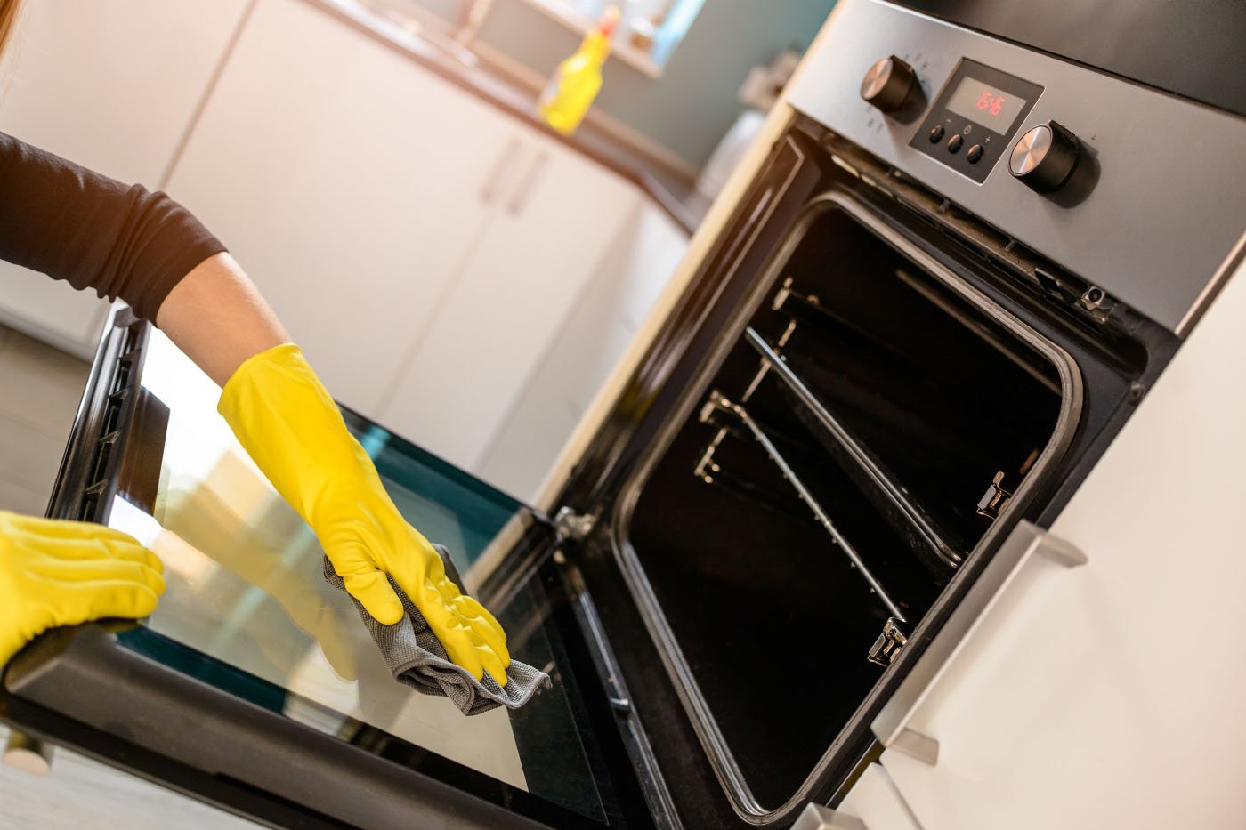 Cleaning oven with homemade solution